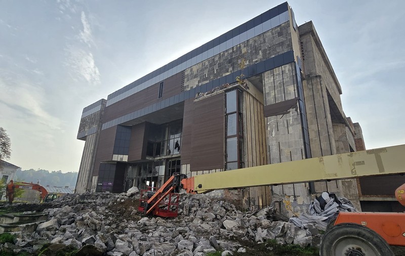 A început demolarea Casei de Cultură din Turda, Cluj. În locul ei va apărea o parcare