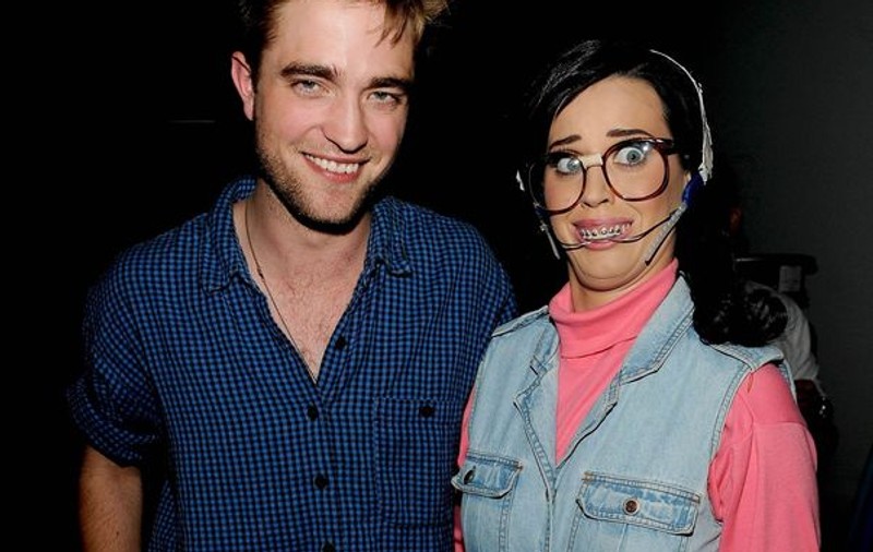 Katy Perry îl consolează pe Robert Pattinson. Oare îl vrea la aşternut?