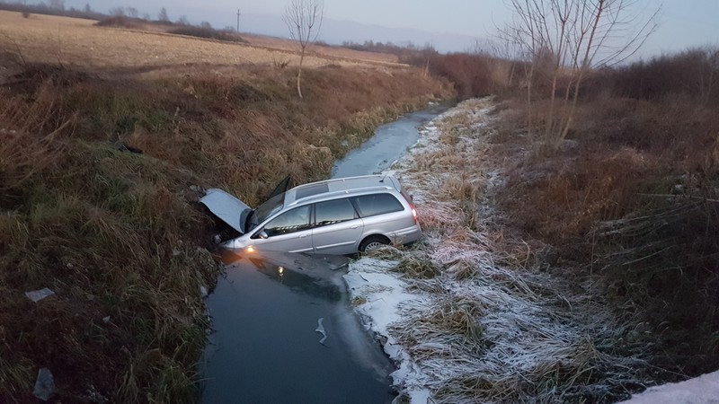 În urma impactului, cei doi soți au reușit să iasă din mașina ajunsă în canal