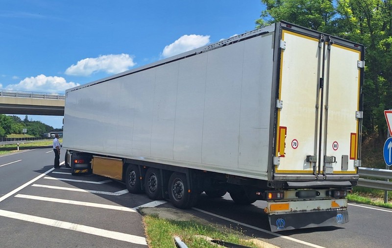 Un șofer de TIR a oprit să se odihnească într-un refugiu de pe o autostradă din Ungaria, dar nu a fost lăsat să plece până nu a plătit o amendă