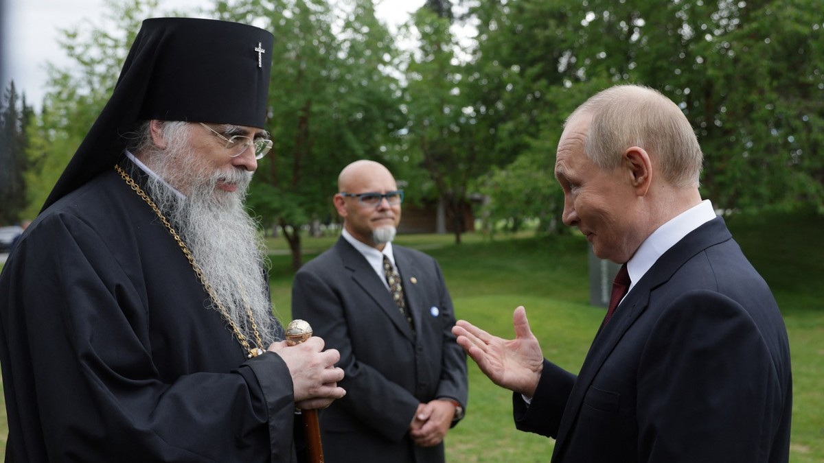 Vladimir Putin (dreapta), fost KGB-ist și director al FSB, discută cu arhiepiscopul ortodox Aleksei de Sitka și Alaska Foto: Profimedia