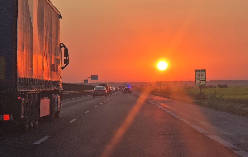 Circulaţia autovehiculelor cu masa mai mare de 7,5 tone va fi restricţionată pe drumurile şi autostrăzile din cele 16 judeţe care se vor afla sub incidenţa codului roşu de caniculă