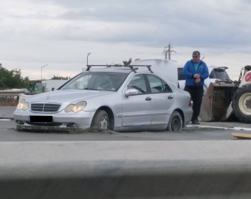 Mașină blocată în beton pe Centura Capitalei. Tronsonul a fost inaugurat în urmă cu trei săptămăni
