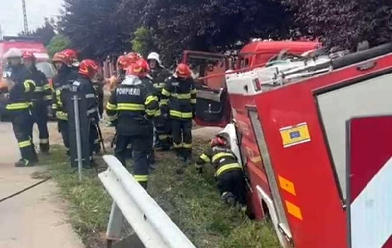 Șapte persoane, rănite într-un accident rutier în Timiș. O autospecială de intervenție a lovit o mașină