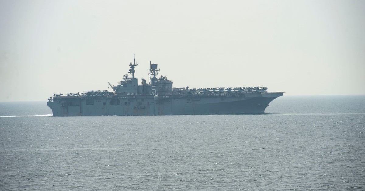 Nava de asalt amfibie USS Bataan (LHD 5) tranzitează strâmtoarea Ormuz pe 3 aprilie 2020.