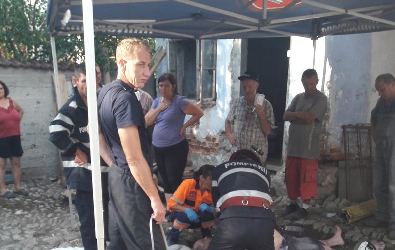Un vâlcean a murit după ce a căzut într-o butie cu prune puse la fermentat pentru ţuică |FOTO