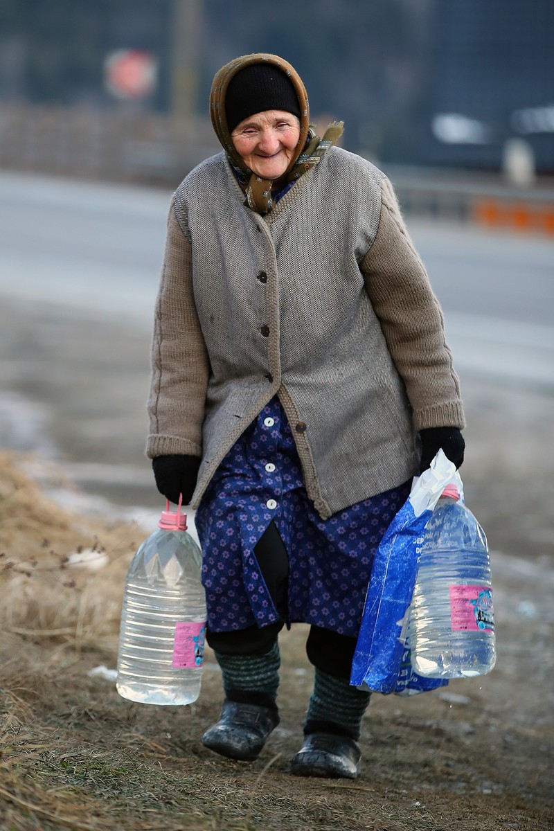 La 72 de ani, tanti Maria își cară singură bidoanele de 10 l de apă