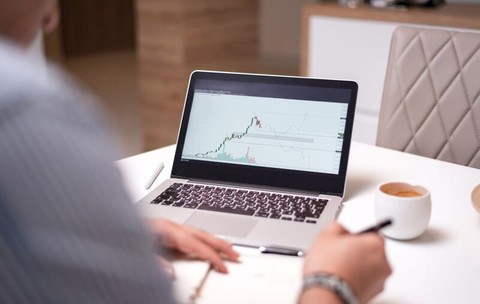 Cum se cumpără ETF-uri cu sume mici și când comisionul zero lasă de plătit 0,5% pentru conversia valutară