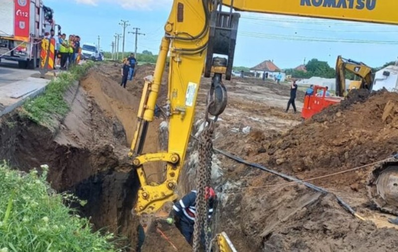 Doi muncitori din Caracal, prinşi sub un mal de pământ. Unul dintre ei a murit