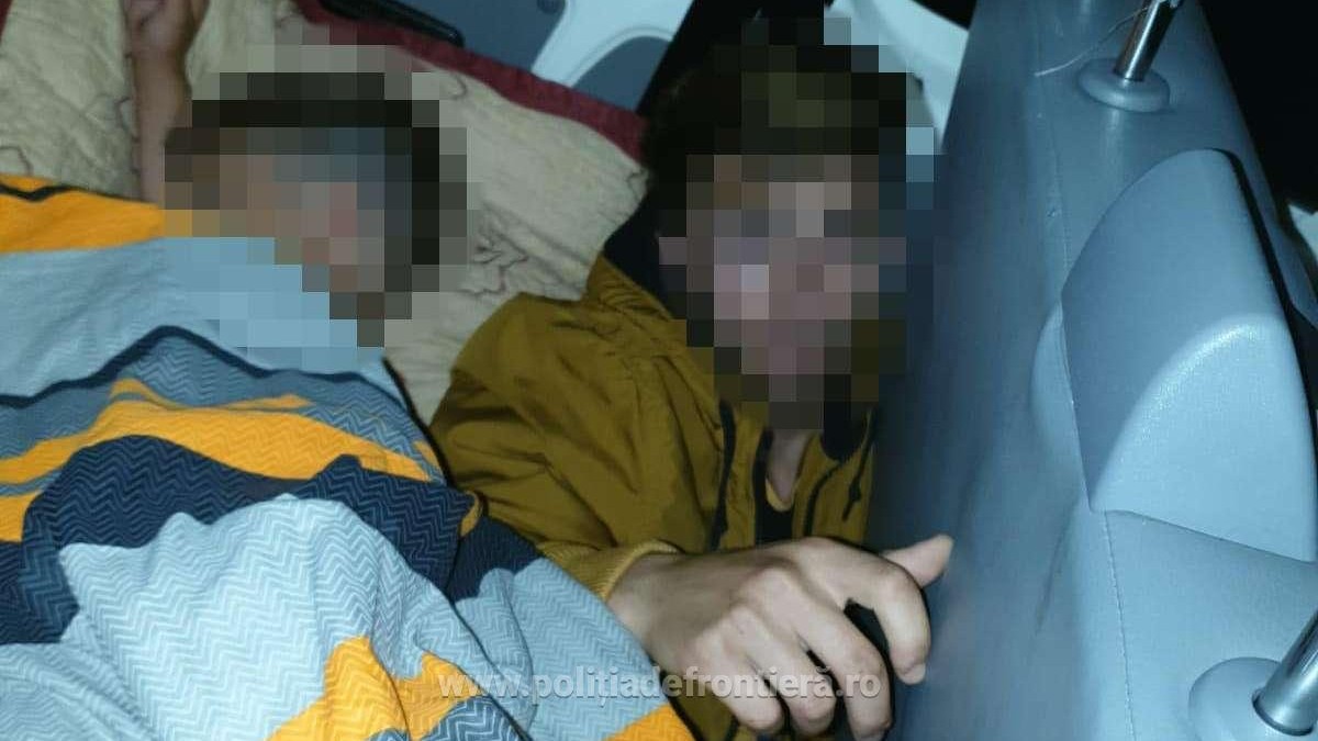 Minor ascuns de tatăl lui între banchetele unui microbuz, pentru a fi scos ilegal din ţară prin P.T.F Nădlac II
