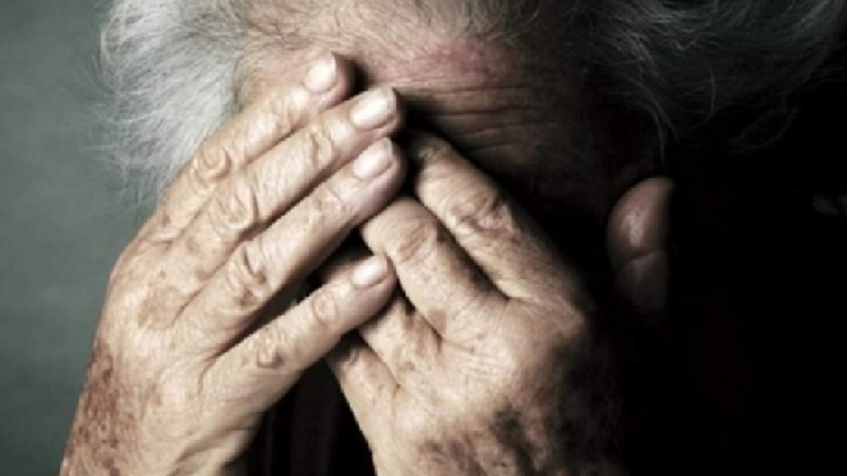 O bătrână de 82 de ani a fost găsită în pat cu un bărbat de 39 de ani