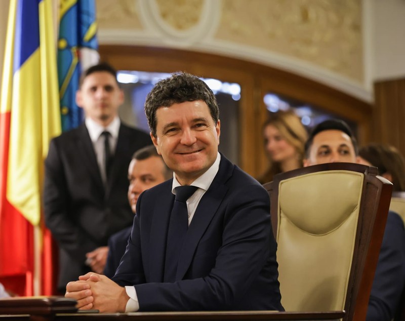 Oamenii președintelui Dan, noile mutări politice și debutul negocierilor pentru guvern. Prima predare simbolică a puterii | Reportaj