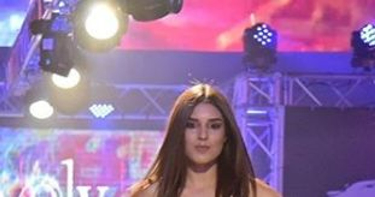 Un model din Columbia a rămas fără sutien în timp ce defila pe podium