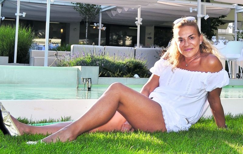 INTERVIU EXCLUSIV | Luchi Georgescu, una dintre puţinele femei milionare în euro din România: «Am dormit în Gara de Nord şi am umblat cu pungi din plastic în ghete»