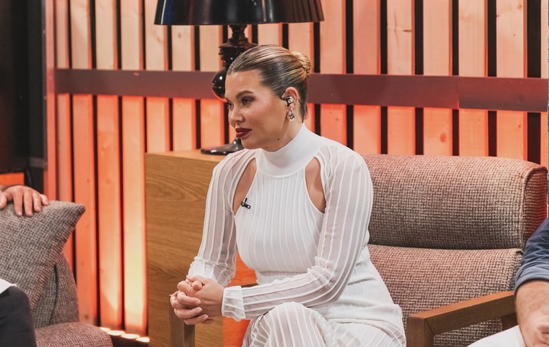 Cât costă rochia albă purtată de Gina Pistol la MasterChef 2024. Prezentatoarea e îmbrăcată de stilistul Hilke Muslim