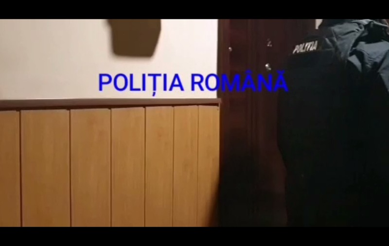 Percheziții de amploare la persoane bănuite că au furat bani din 10 case de pariuri