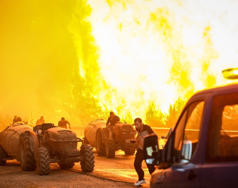 Tornadă de foc în Turcia, "diavolul de foc" e rezultatul caniculei și vântului puternic și fierbinte. 13 persoane au murit, drumuri blocate și oameni evacuați | VIDEO