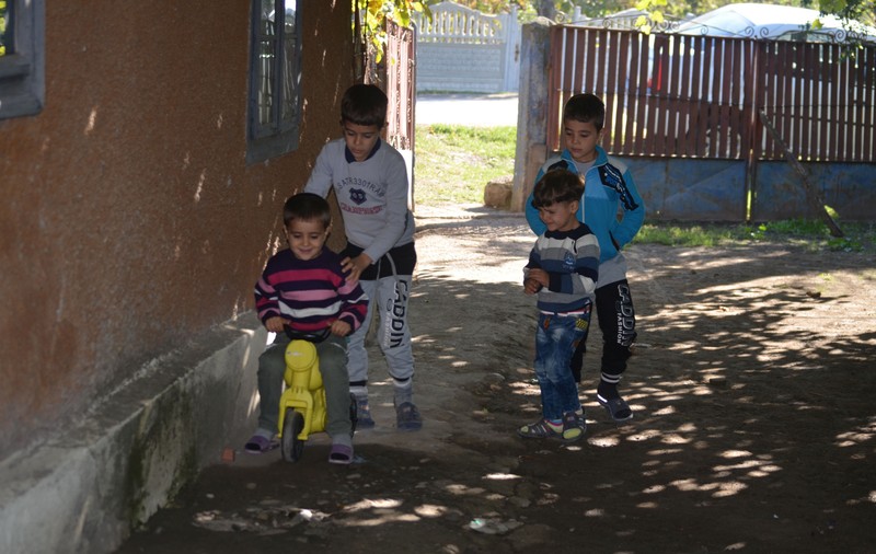 De la Alep la Buzău, în luptă cu sărăcia! Copiii războiului din Siria supraviețuiesc cu greu în România
