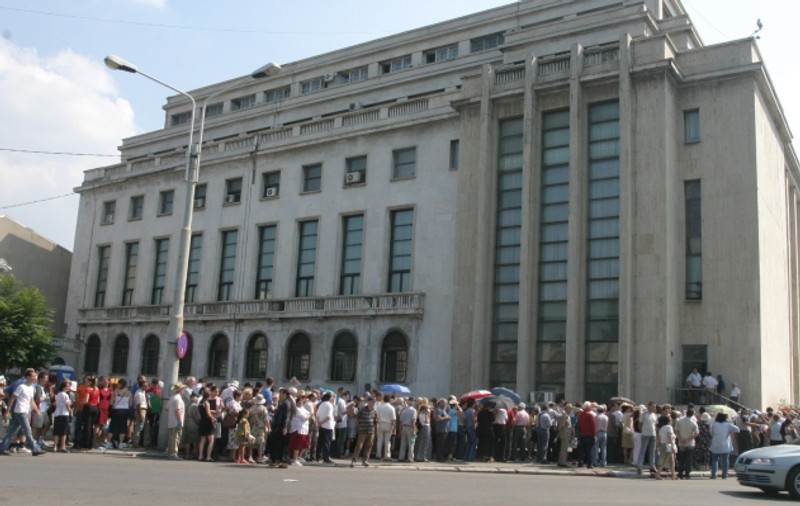 Protest spontan în faţa Guvernului: manifestanţii au aruncat cu monede de 10 bani