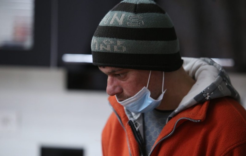 La un an după ce un tânăr susținea că a fost bătut crunt într-o secție de poliție de șeful de post, procurorii nu au stabilit agresorul