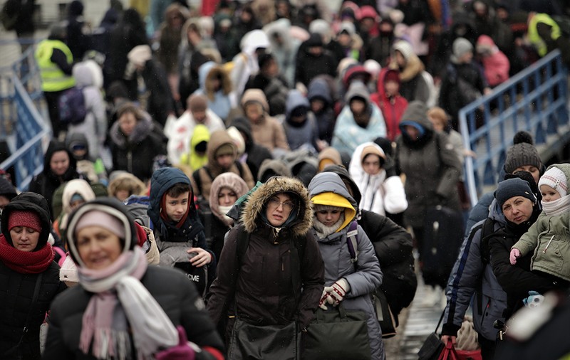 FOTOREPORTAJ. Bacul și vama de la Isaccea au ajuns Ellis Island pentru refugiații ucraineni: „Trimiteți pe-ai voştri sărmani, oropsiţi, de-acasă goniți!”