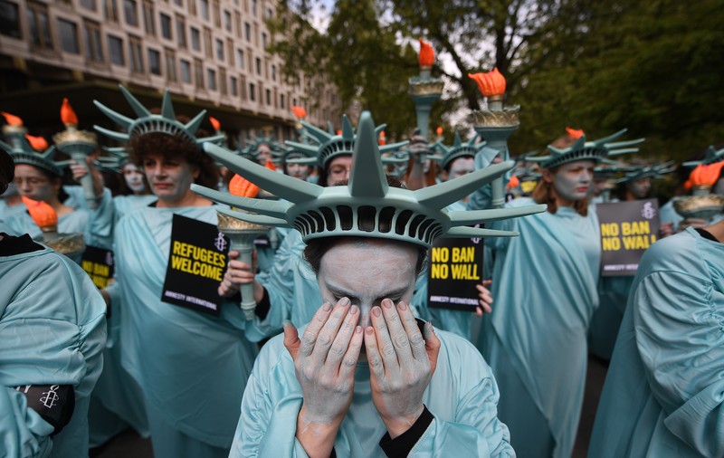 Protest inedit pentru 100 de zile ale președinției Trump.  100 de “Statui ale Libertății” și-au arătat nemulțumirea față de politicile liderului american