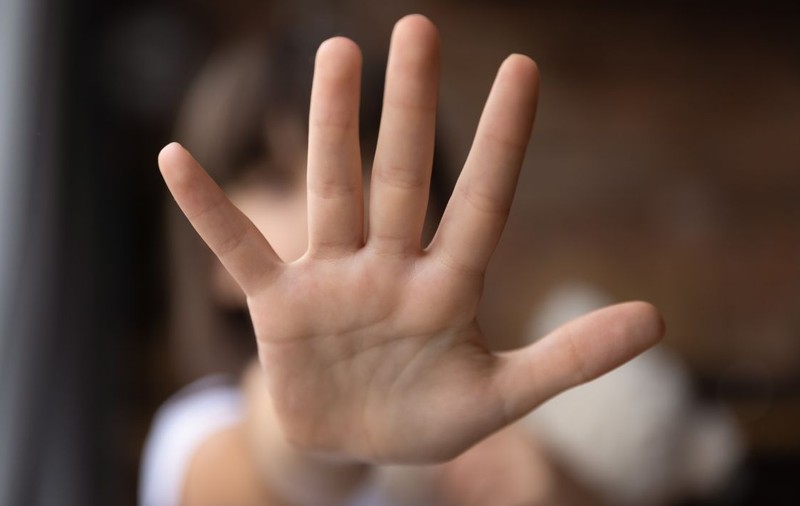 Copil de 14 ani din Constanța, ținut de tatăl său într-un grajd și hrănit cu pufuleți. „S-au trezit cu el în curte, dezbrăcat”