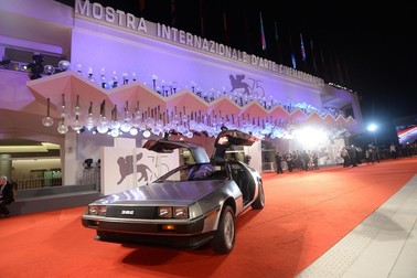 Modelul DMC DeLorean, din filmul „Back to The Future”. Sursa: EPA-EFE/ANDREA MEROLA