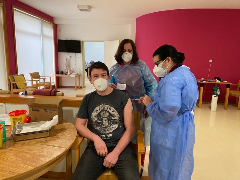 George, medic rezident, a fost vaccinat în ianuarie, într-un cămin de bătrâni în care mersese pentru a supraveghea imunizarea