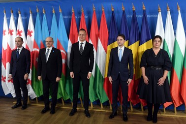 Sebastian Burduja - ministru român al Energiei, alături de Levan Davitashvili - ministrul georgian al Economiei și Dezvoltării Durabile, Parviz Shahbazov - ministrul azer al Energiei, Peter Szijjarto - ministrul maghiar al Afacerilor Externe și Iva Petrova - ministrul adjunct bulgar al Energiei înainte de reuniunea ministerială a Coridorului Verde FOTO: Profimedia