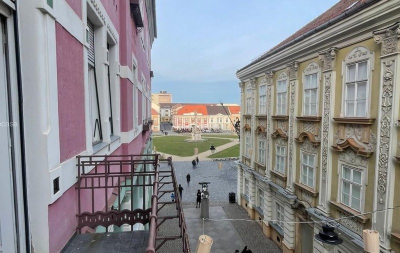 Cât costă un apartament în cea mai fotografiată clădire din centrul Timișoarei? FOTO