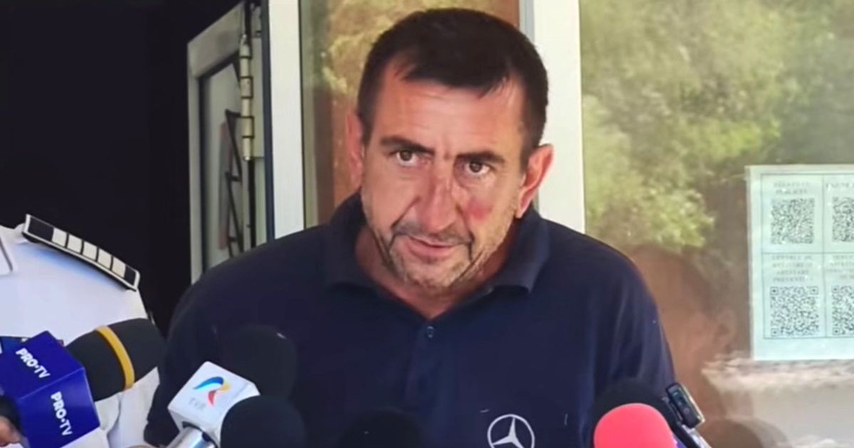 Florin Voicu, șoferul de TIR implicat în incidentul de la Constanța, în fața sediului Poliției Rutiere din Constanța, cu microfoane în față, îmbrăcat cu un tricou de culoare albastru închis cu logo-ul Mercedes pe piept