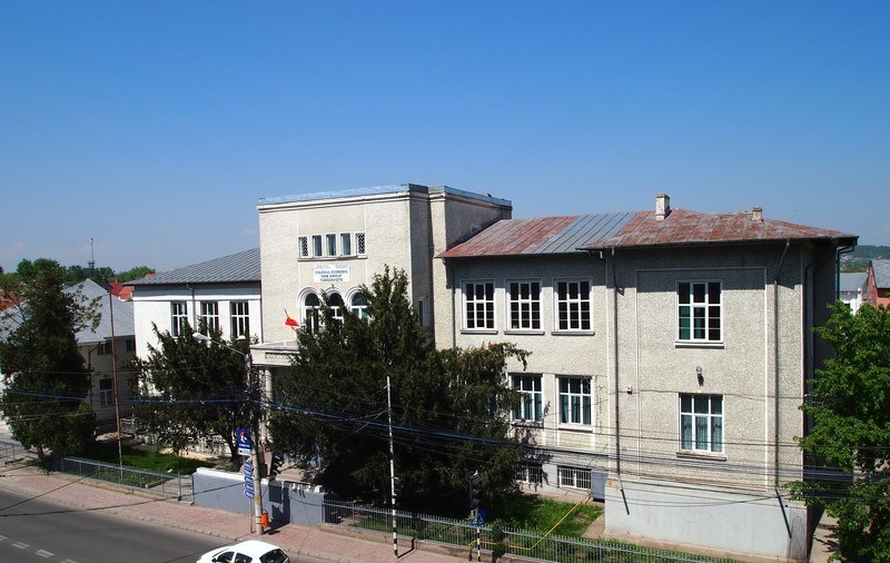 Datele personale a peste 200 de foşti elevi de liceu din Târgovişte au fost scurse pe internet