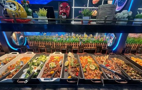 Bufetul cu mai multe platouri de mancare de la restaurantul O garden buffet din Franța