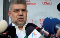 Prim-ministrul Marcel Ciolacu, liderul Partidului Social Democrat (PSD), încruntat, face o declarație de presă în timp ce se îndreaptă spre Palatul Cotroceni pentru a-și depune demisia din funcția de prim-ministru la președintele României, 5 mai 2025.