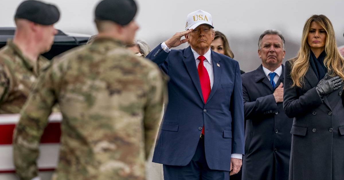 Donald Trump și Melania Trump salută armata SUA