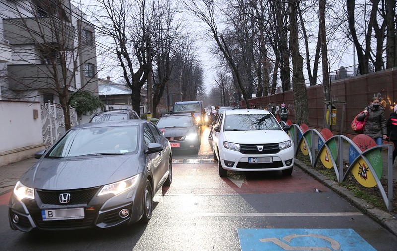 Școala 9: Bucureștiul, blocat de începerea școlii. „Nu toți ne permitem să ne ducem copiii cu mașina. Stațiile sunt foarte aglomerate”