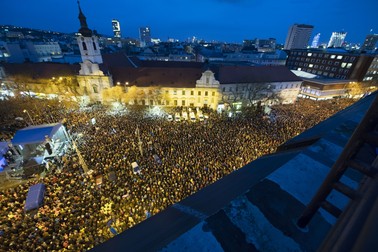21 februarie 2019, Slovacia, Bratislava: Oamenii se adună pentru a lua parte la un miting care marchează prima comemorare a uciderii reporterului de investigație Jan Kuciak și a logodnicei sale Martina Kusnirova. Pe 21 februarie 2018, Jan Kuciak și Martina Kusnirova au fost împușcați în casa lor, într-o execuție în stil mafiot | Foto: Hepta