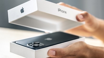 Un român angajat de 8 zile într-un depozit din Germania a furat electronice Apple și Samsung de 160.000 de euro