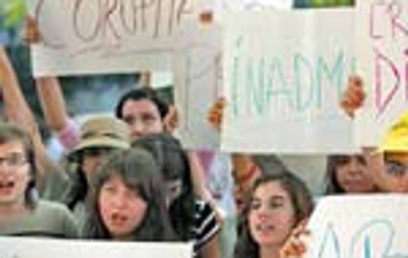 Liceenii de la 'Dante Alighieri' isi cer directorul inapoi