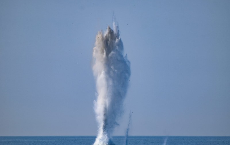 Imagini de la detonarea minei găsite luni plutind în derivă, în Marea Neagră. Operațiunea a durat 6 ore