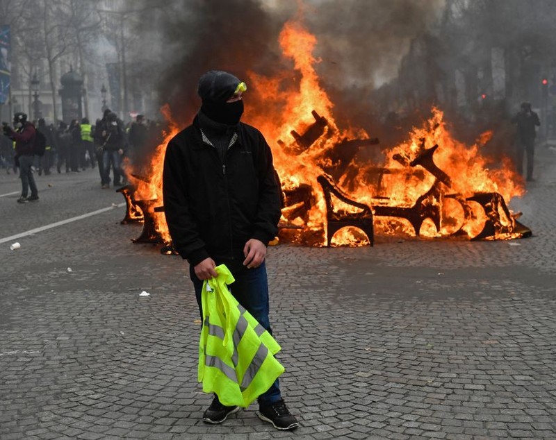 UPDATE | Noi violențe la protestele „vestelor galbene” în Paris! Peste 100 de oameni au fost reținuți | FOTO&VIDEO