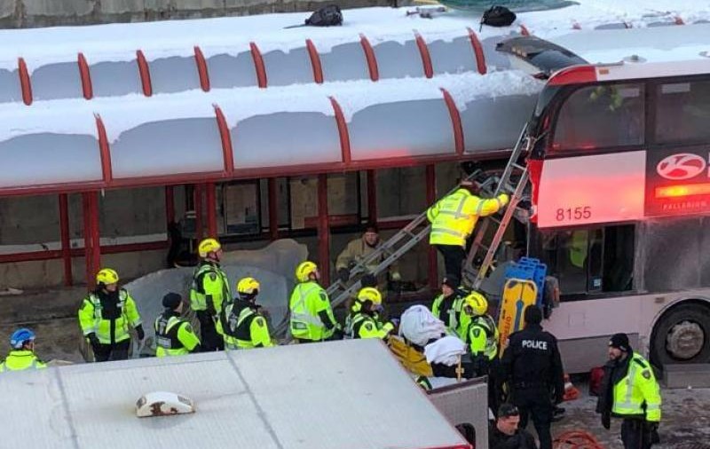 Un autobuz canadian a lovit un acoperiș. Trei persoane au murit și 23 au fost rănite