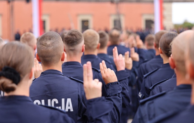 Un polițist polonez și-a bătut colegul care „îndrăznise” să-i amendeze bunicul pentru viteză: „Totul este pe camere”