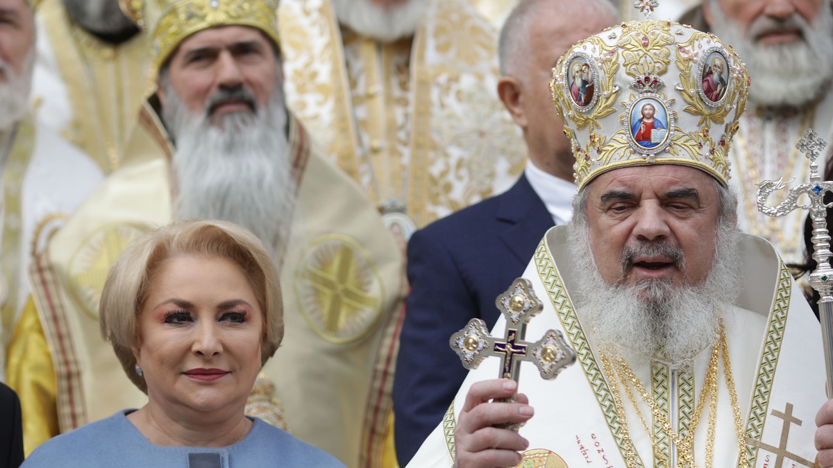 Viorica Dăncilă se închină la moaștele Sfântului Dumitru. Viorica Dăncilă, alături de Patriarhul României, preafericitul Daniel