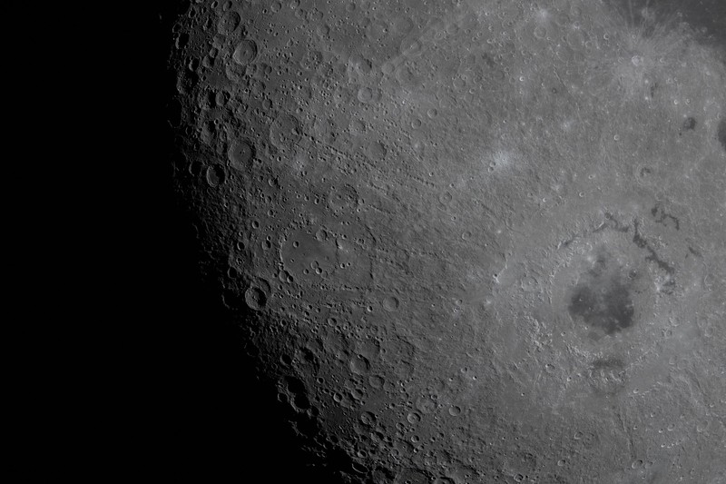 Echipajul Artemis 2 a surprins această imagine pe 6 aprilie 2026, la ora 2241 (ora României). Fotografia surprinde inelele bazinului Orientale.