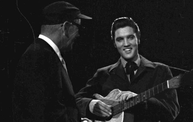 Imagini video necunoscute cu Elvis Presley, apărute după aproape 70 de ani. Filmare din 1956, când a înregistrat o melodie celebră