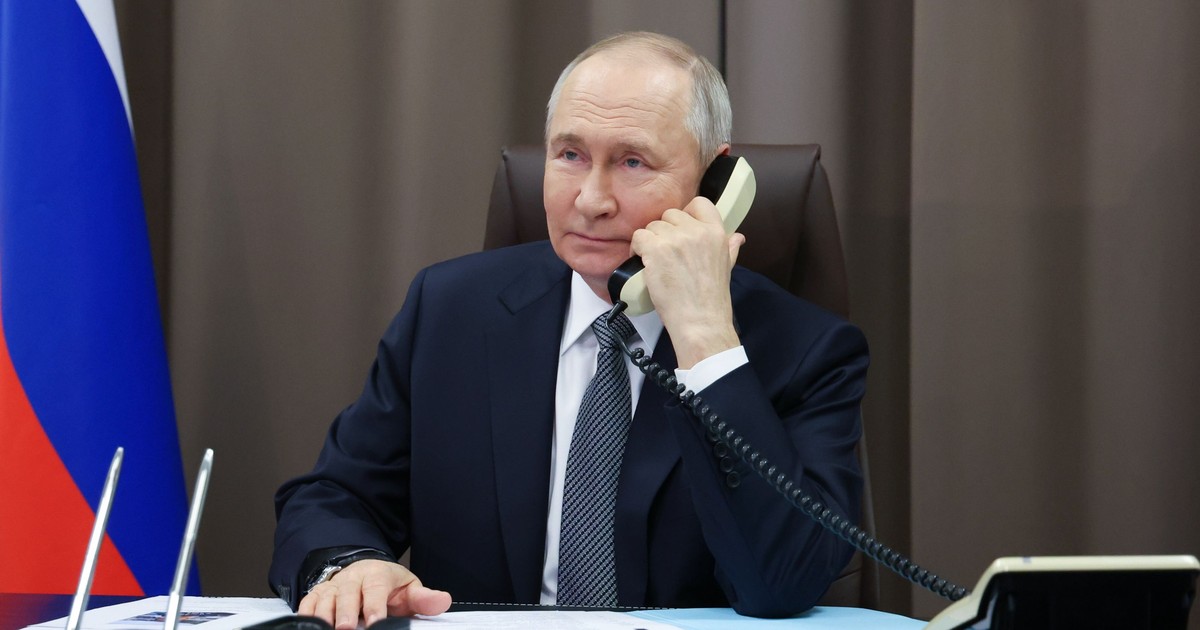 Vladimir Putin surprins în timp ce vorbește la telefon