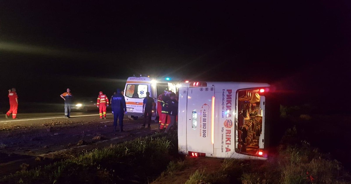 Un autocar cu 60 de pasageri s-a răsturnat în județul Constanța. Autocarul răsturnat pe câmp, lângă care se află o ambulanță și echipele de salvare