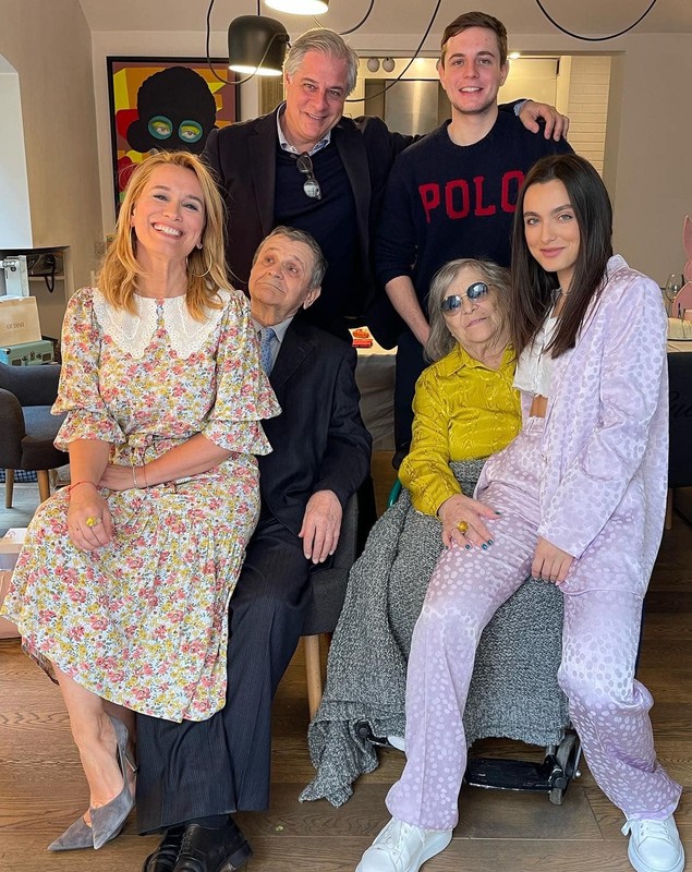 Cum a sărbătorit Andreea Esca Paștele. Imagini de la evenimentul de familie, la care au participat și bunicii